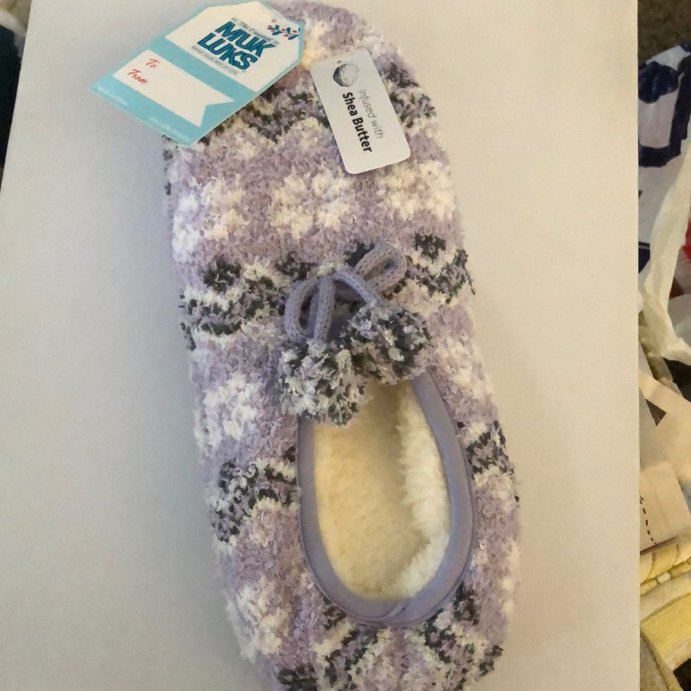 NWT Muk Luks L/XL purple striped slippers, Shea butter with pom-poms and grips